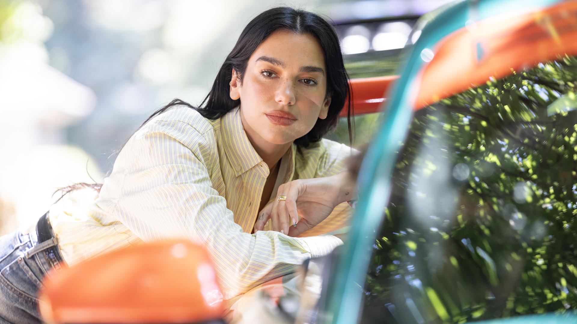 12.07.2025, Großbritannien, Chichester: Sängerin Dua Lipa beim Goodwood Festival of Speed, wo sie mit dem Porsche 911 GT3 RS von Dua Lipa Renstall und der Iron-Dames-Rennfahrerin Karen Gaillard die weltberühmte Bergrennstrecke hinauffuhr.