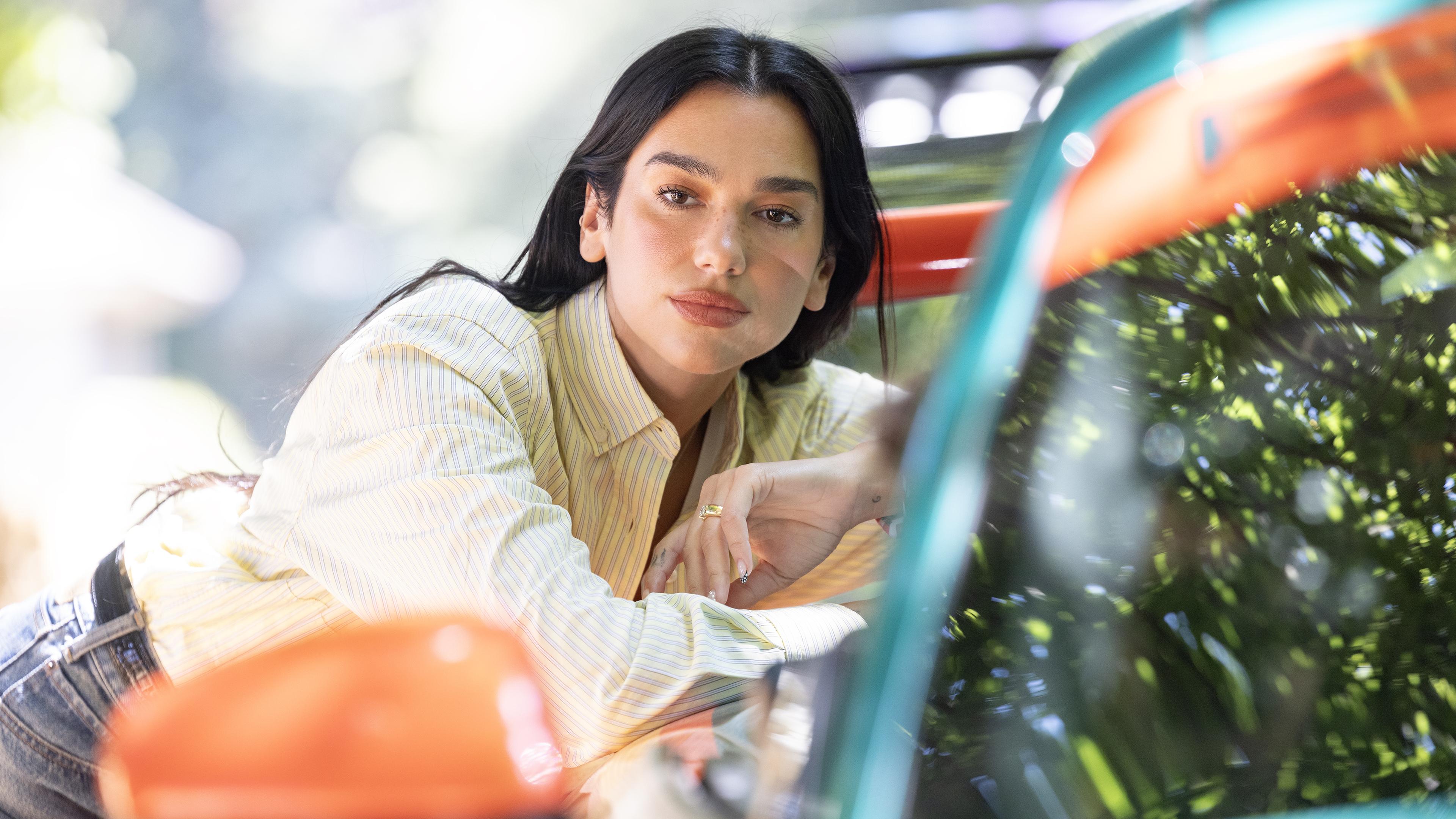 12.07.2025, Großbritannien, Chichester: Sängerin Dua Lipa beim Goodwood Festival of Speed, wo sie mit dem Porsche 911 GT3 RS von Dua Lipa Renstall und der Iron-Dames-Rennfahrerin Karen Gaillard die weltberühmte Bergrennstrecke hinauffuhr.