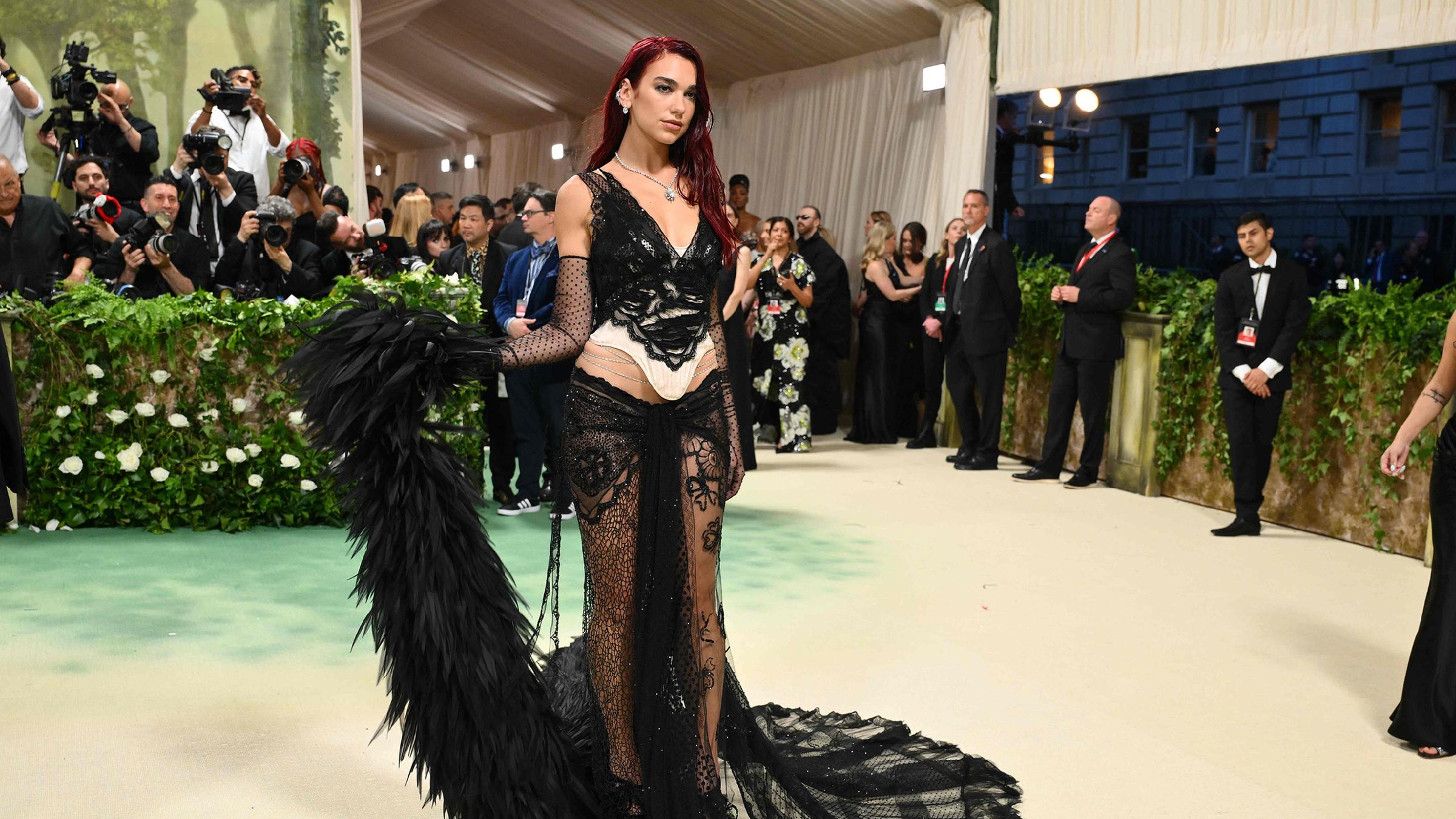 Dua Lipa auf dem roten Teppich der MET Gala 2024 