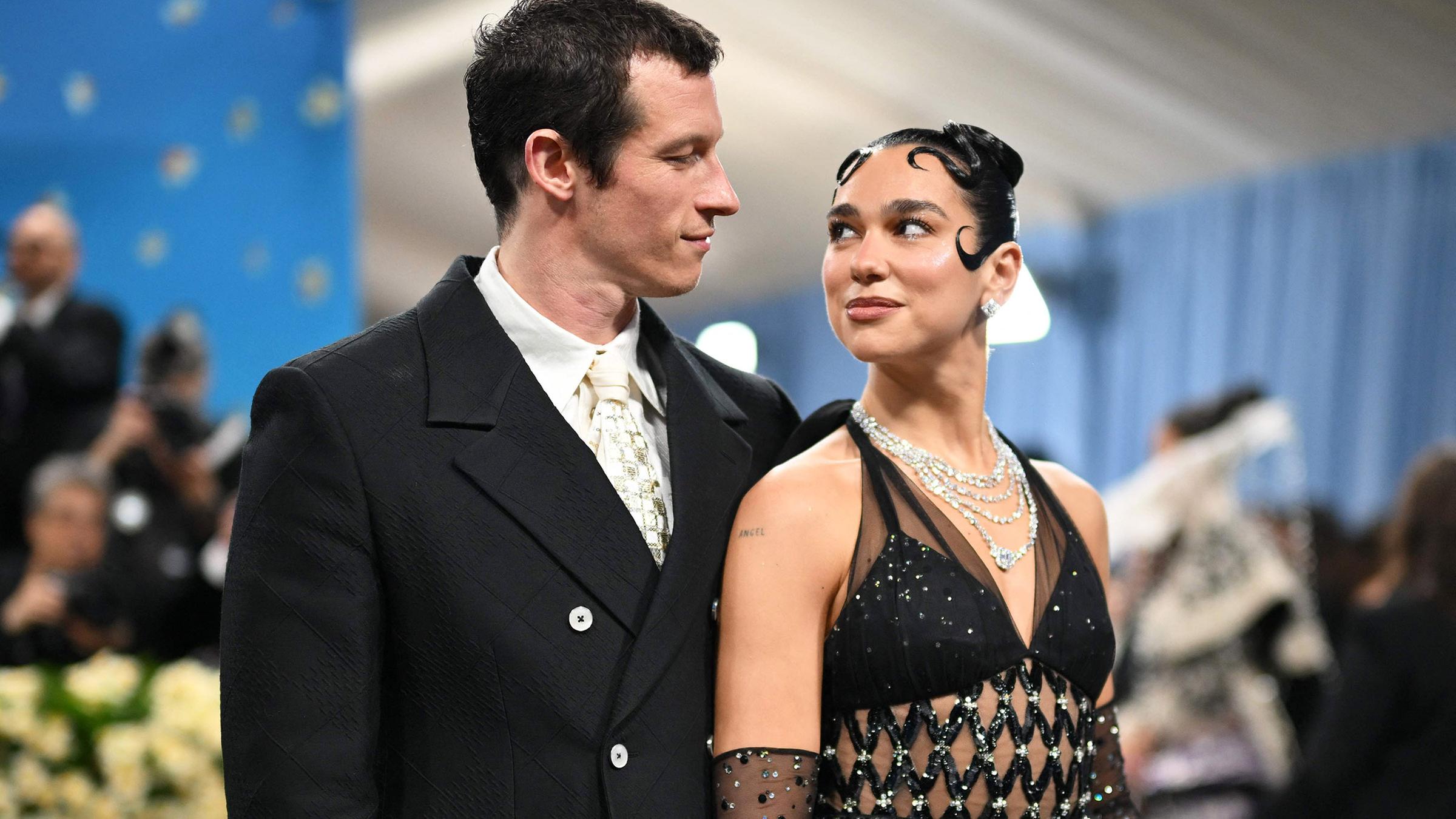 Dua Lipa und Callum Turner bei der Met-Gala.