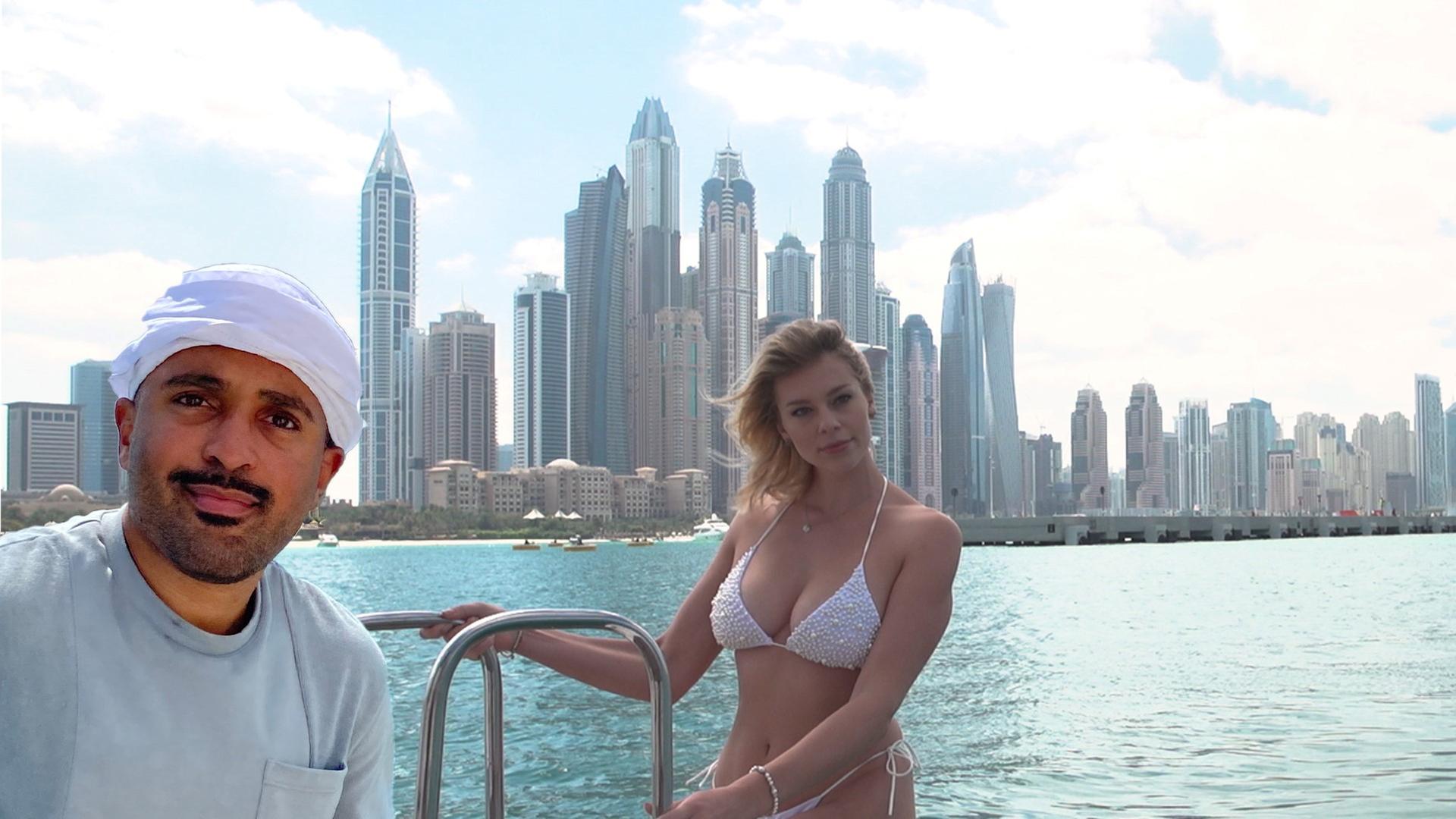 Reporter Malcolm Ohanwe vor dem Bild einer Influencerin auf einer Yacht