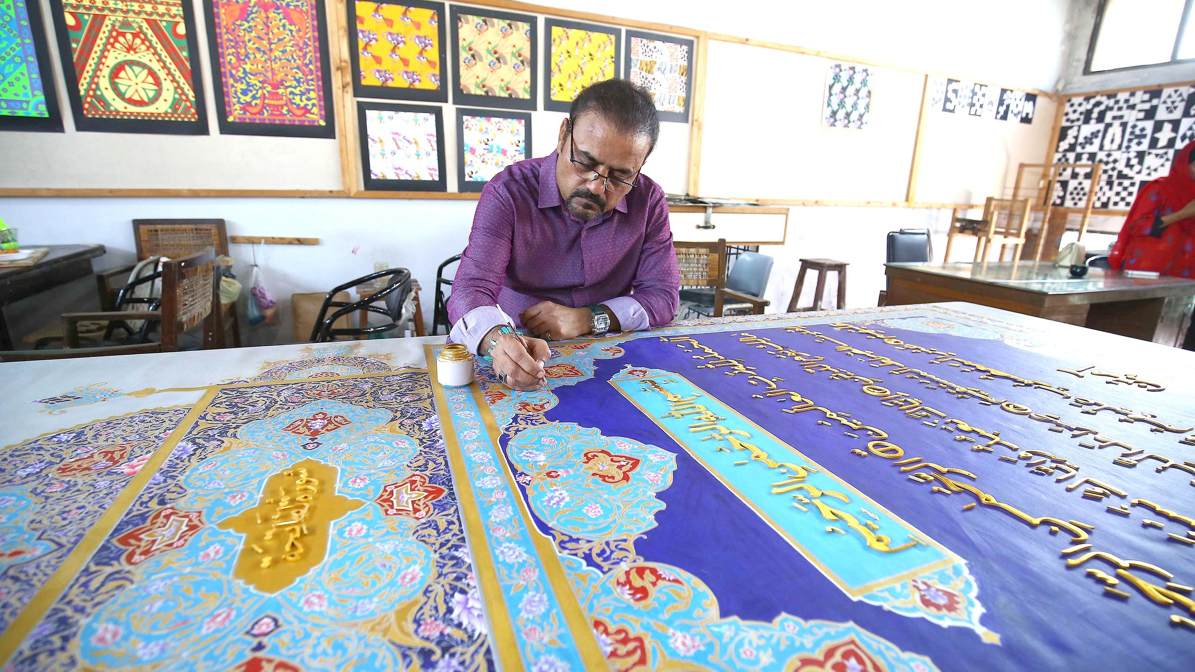 der pakistanische Künstler Shahid Rassam arbeitet an Korankalligraphien