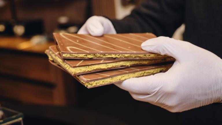 30. Januar 2025: Stephan Stegen in Laderach hält seine eigene Tafel Dubai-Schokolade in die Kamera.