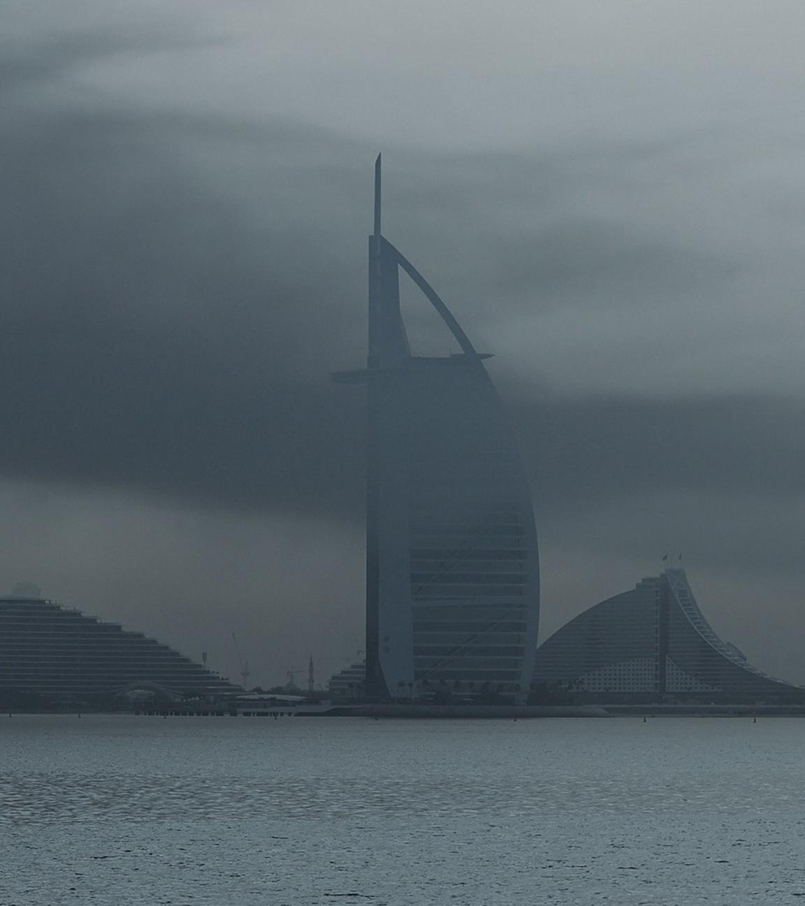 Rauch steigt am 13. März 2026 über Dubai auf. 