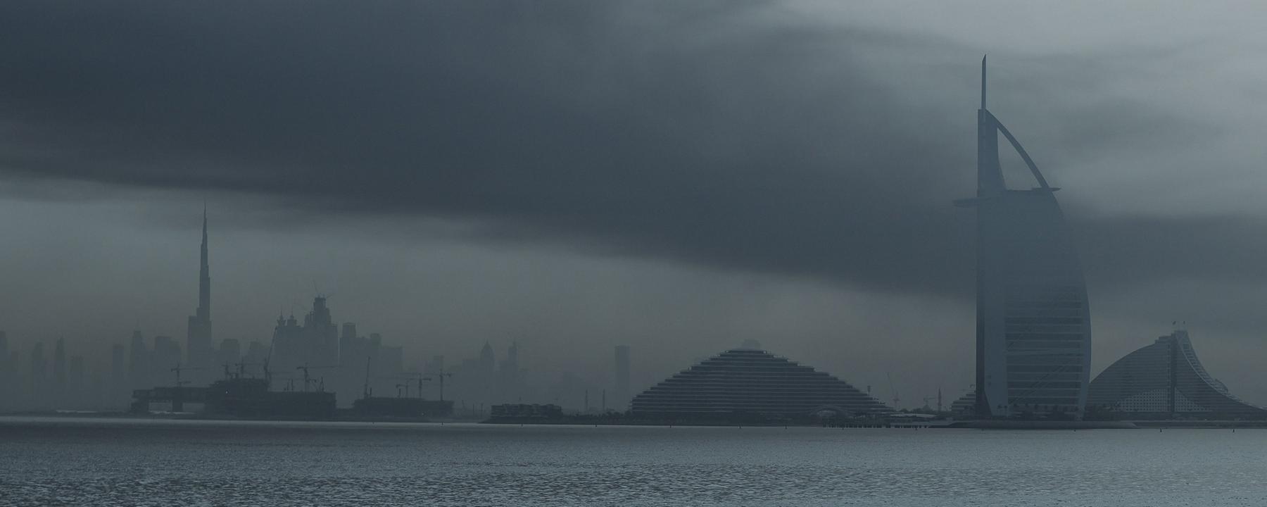 Rauch steigt am 13. März 2026 über Dubai auf. 