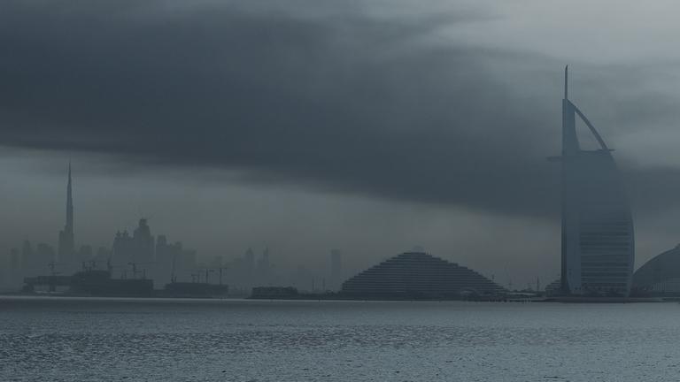 Rauch steigt am 13. März 2026 über Dubai auf. 