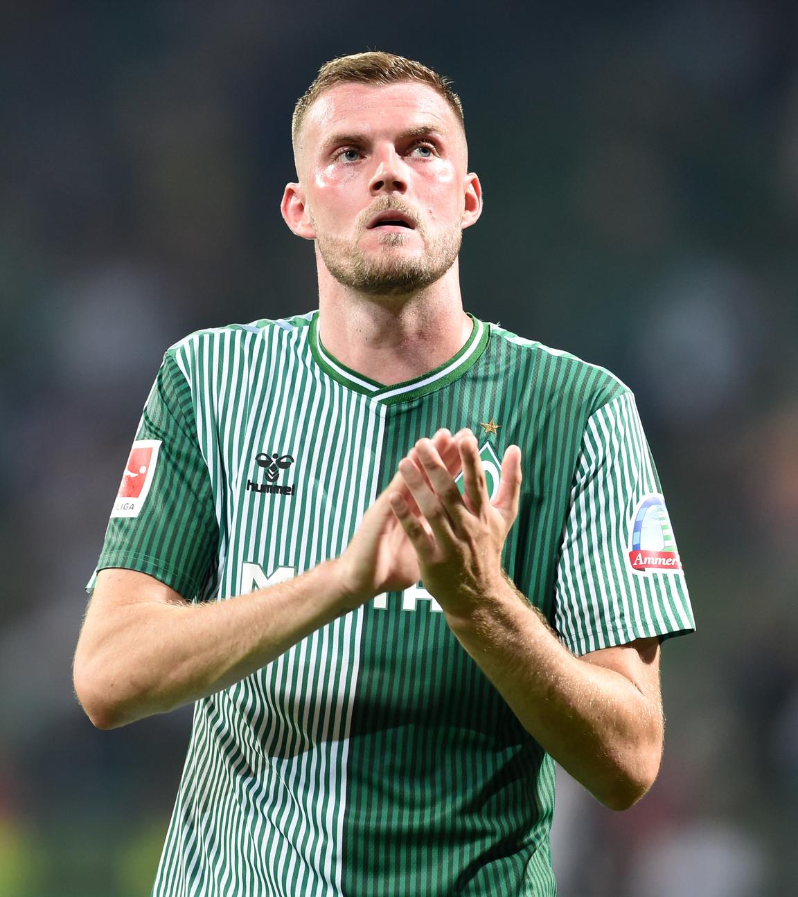 Fußball-Bundesliga, Werder Bremen - FC Bayern München. Bremens Stürmer Marvin Ducksch klatsch in die Hände