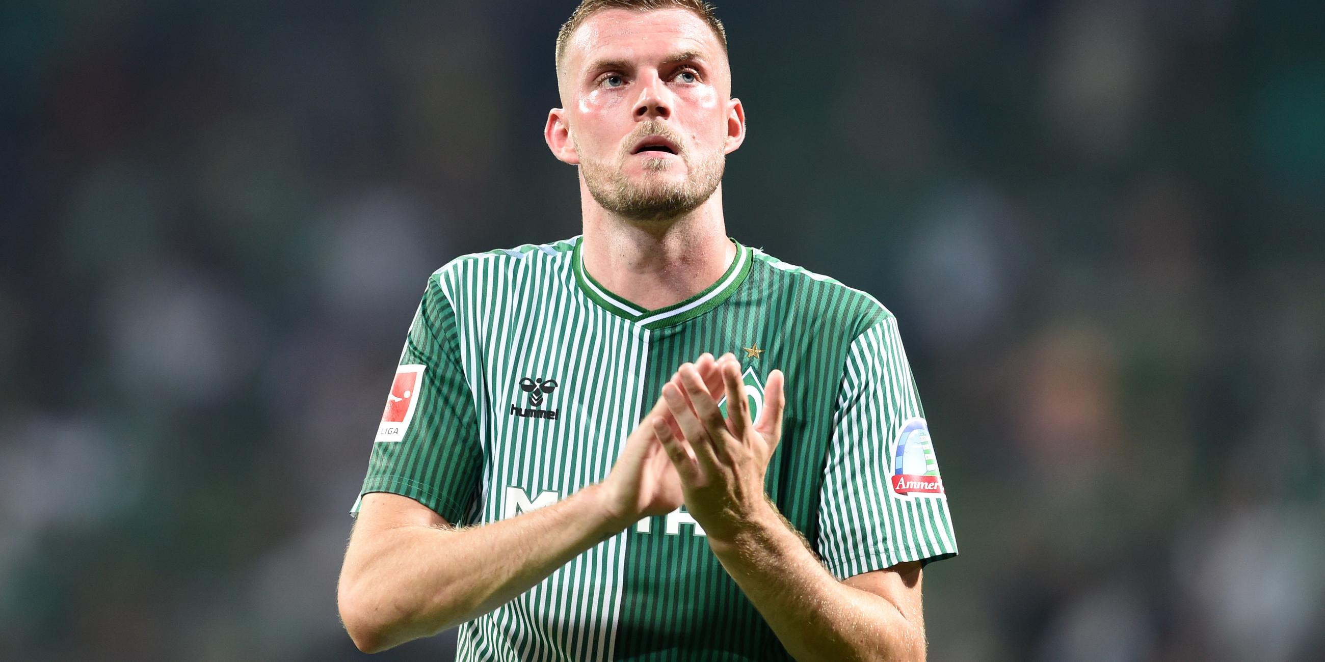 Fußball-Bundesliga, Werder Bremen - FC Bayern München. Bremens Stürmer Marvin Ducksch klatsch in die Hände