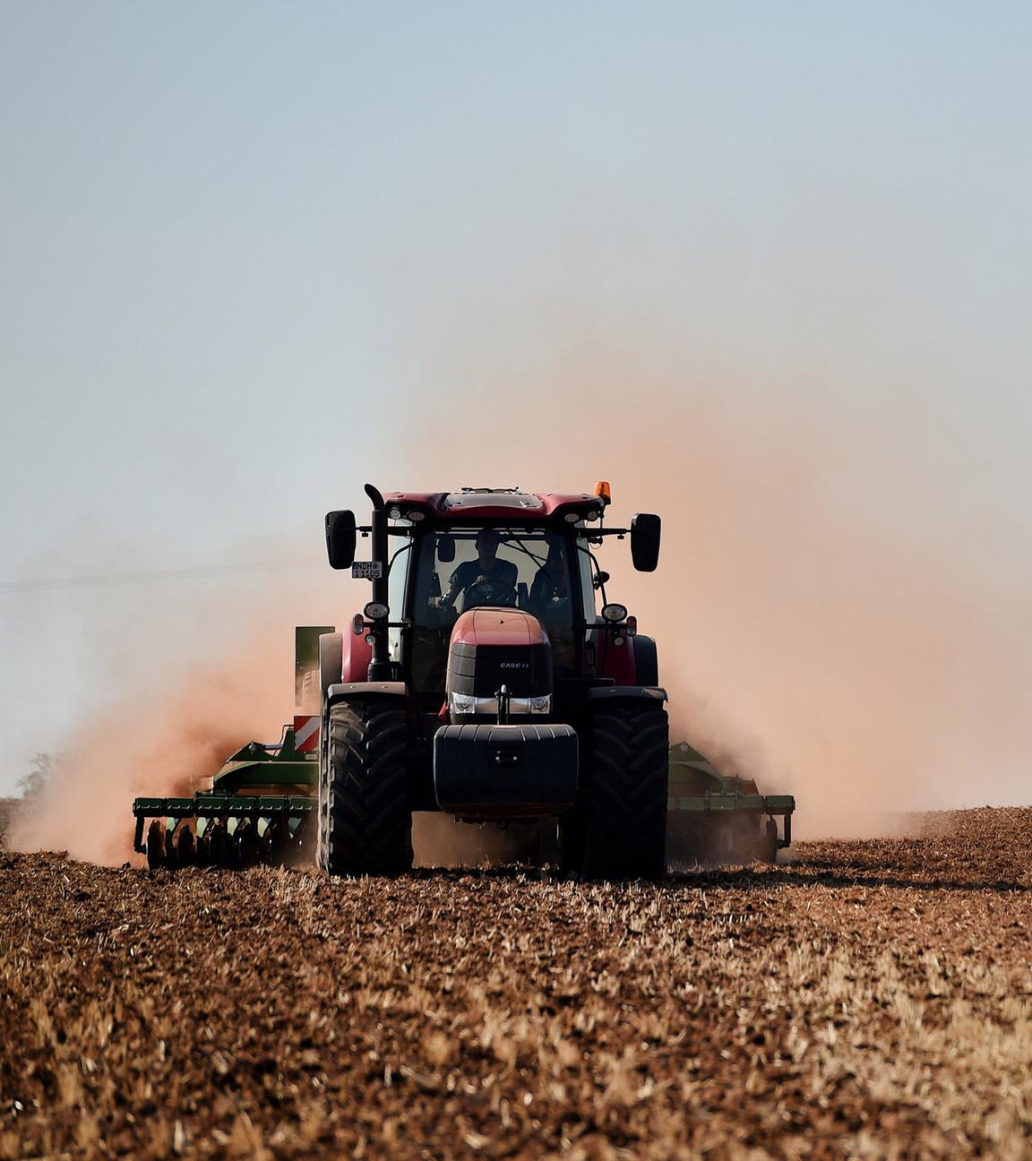 Ein Landwirt pflügt bei Nordhausen sein Feld und wirbelt dabei viel Staub auf am 16.08.2018 in Nordhausen