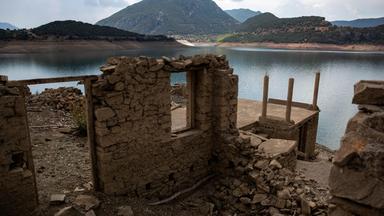 Niedriger Wasserstand des Mornos-Stausees aufgrund großer Trockenheit. Sogar ein altes Dorf, das einst den Fluten des Mornos-Flusses versank, tritt wieder zum Vorschein.