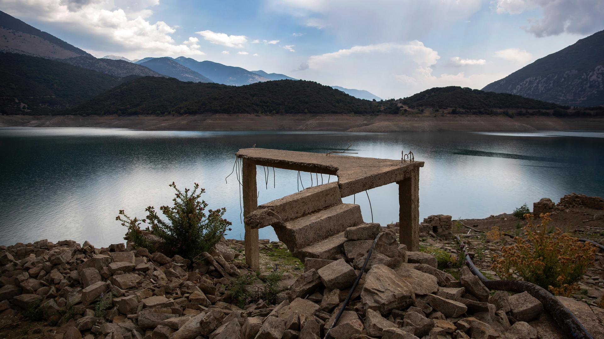  Niedriger Wasserstand des Mornos-Stausees aufgrund großer Trockenheit. Sogar ein altes Dorf, das einst den Fluten des Mornos-Flusses versank, tritt wieder zum Vorschein. 