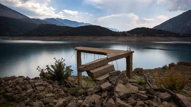  Niedriger Wasserstand des Mornos-Stausees aufgrund großer Trockenheit. Sogar ein altes Dorf, das einst den Fluten des Mornos-Flusses versank, tritt wieder zum Vorschein. 
