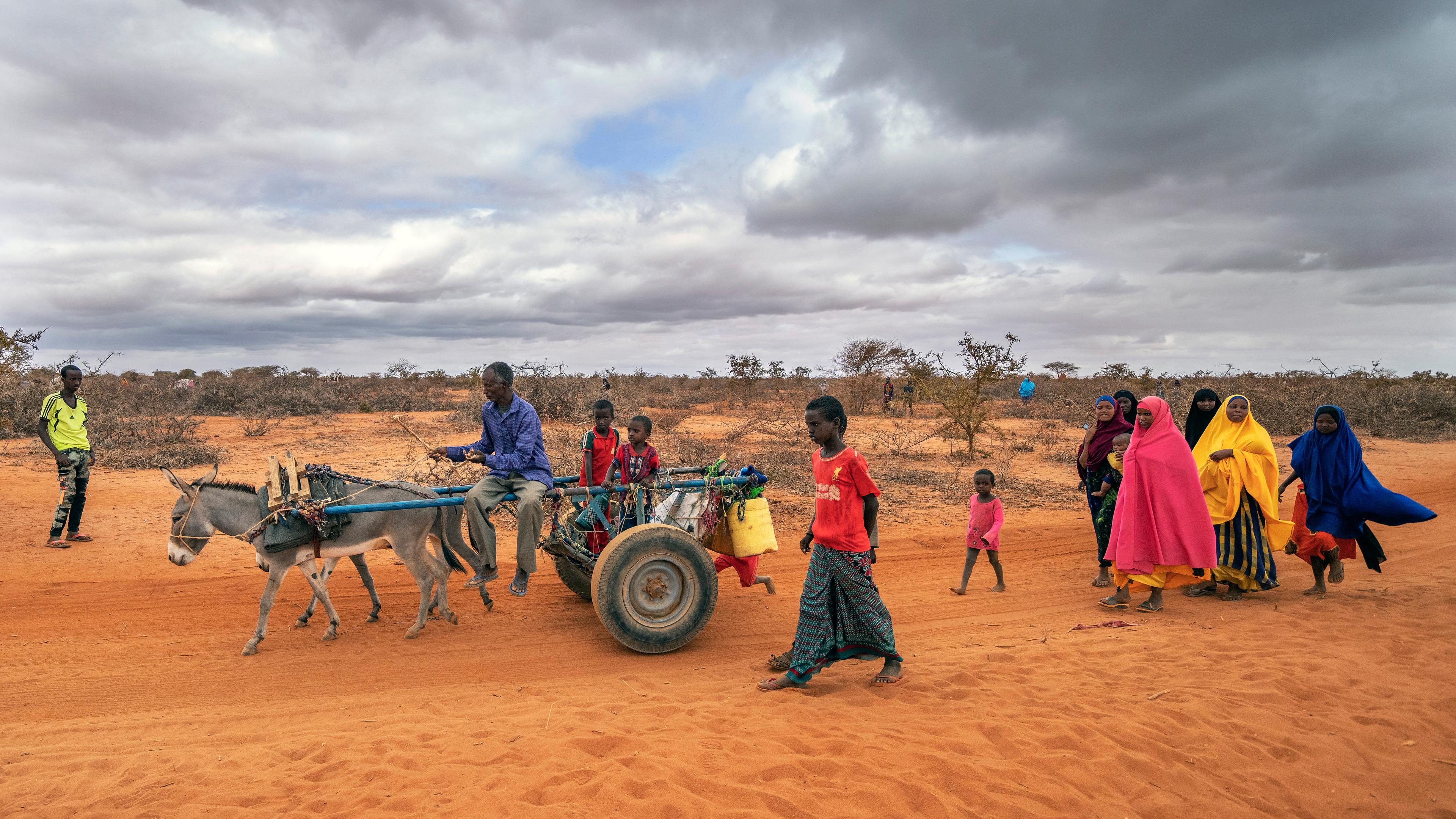 Mohamed Ahmed Diriye kommt mit anderen in einem Vertriebenenlager an, aufgenommen am 20.09.2022 in Somalia (Afrika)