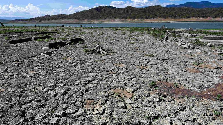Trockenes Land in der Nähe der Überreste der alten versunkenen Stadt Pantabangan