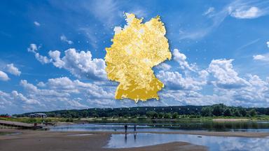Das Bild zeigt eine ausgetrocknete Bucht neben dem Anleger der Elbfähre.
