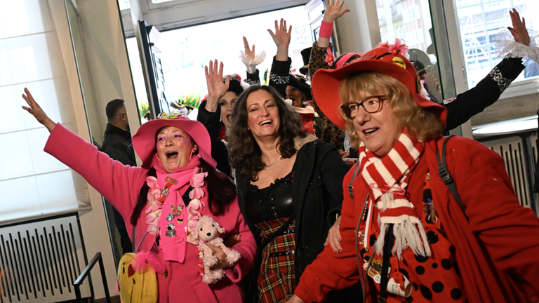 Kostümierte Jecken stürmen Düsseldorfer Rathaus