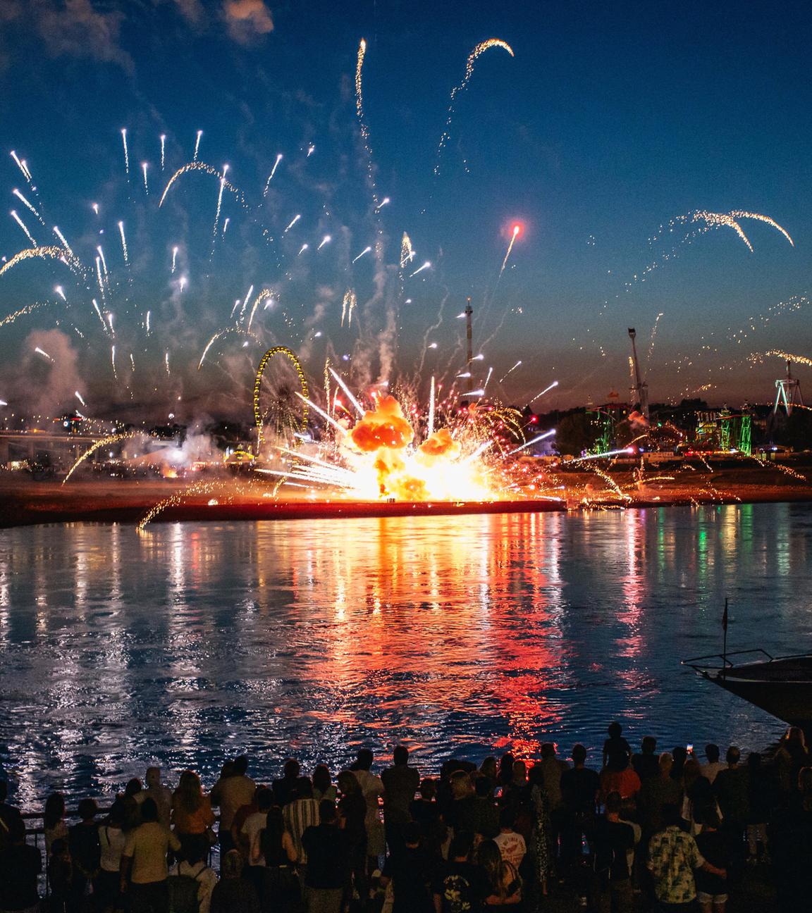Düsseldorf: Feuerwerk auf Rheinkirmes