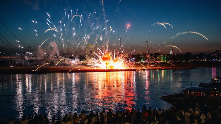 Düsseldorf: Feuerwerk auf Rheinkirmes