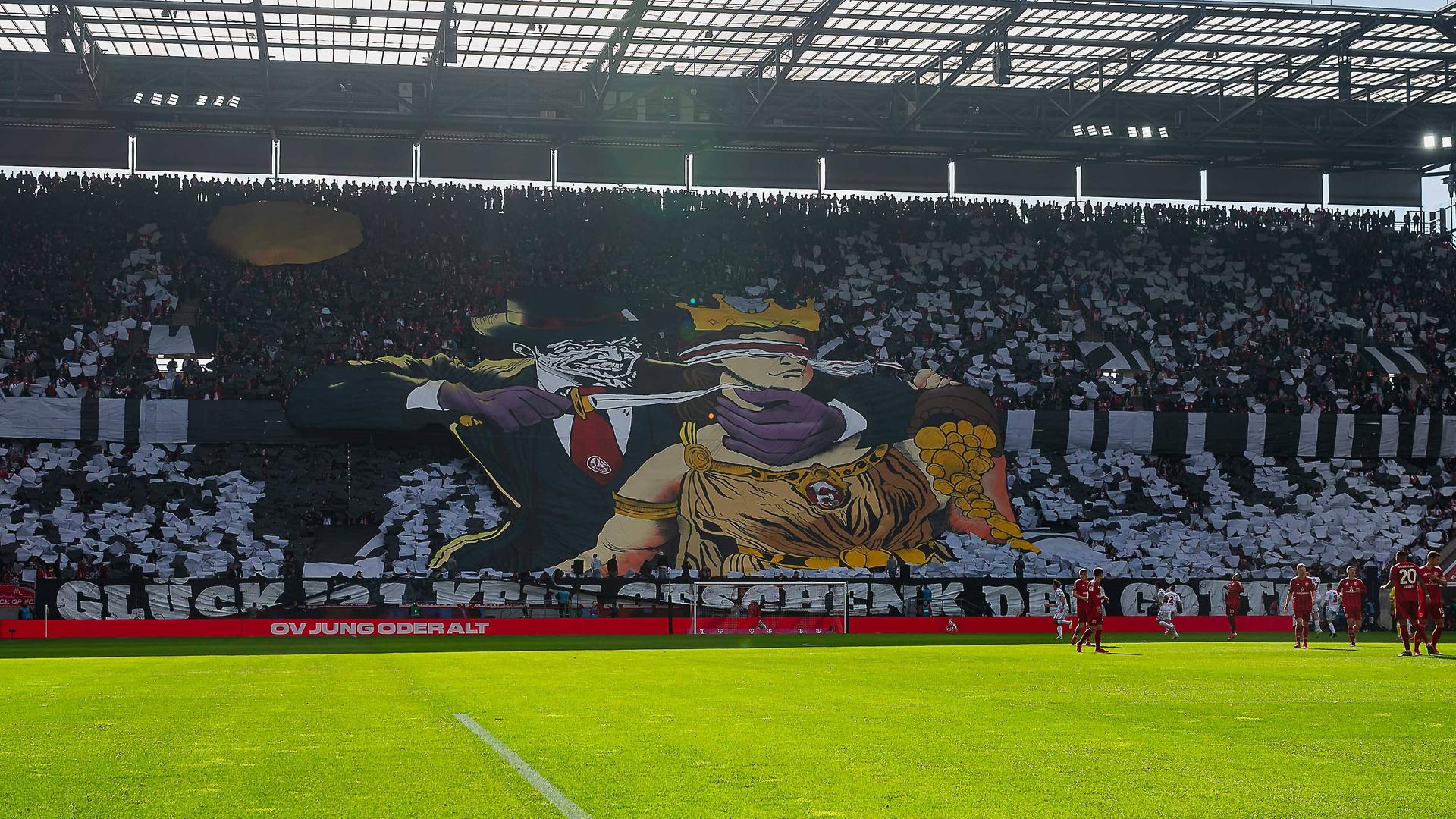 Auf einem riesigen Bild, das einen großen Teil der Südtribüne des RheinEnergie-Stadions geziert hatte, war ein Mann mit FC-Krawatte zu sehen, der ein Messer an die Kehle von Glücksgöttin Fortuna hielt.