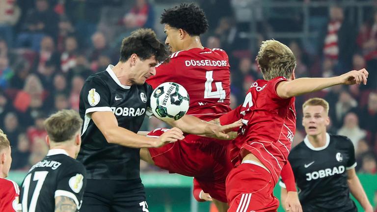 Igor Matanovic (SC Freiburg), Kenneth Schmidt (Fortuna Duesseldorf) und Tim Breithaupt (Fortuna Duesseldorf) kämpfen. 