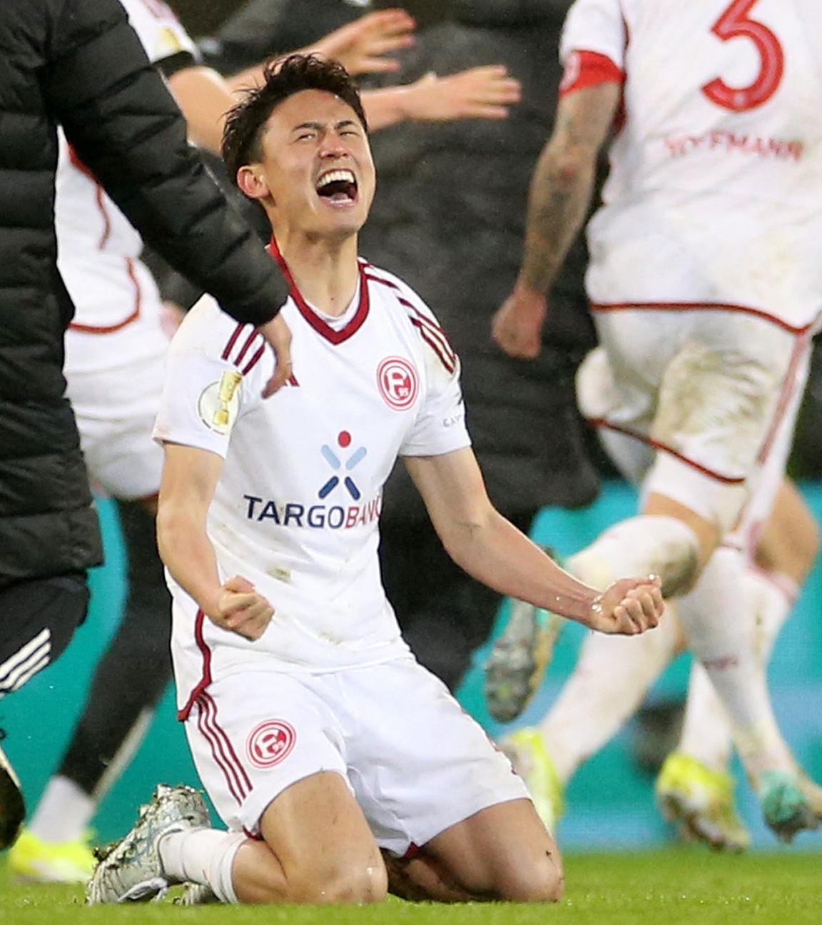 Düsseldorfs Takashi Uchino jubelt über Sieg gegen St. Pauli