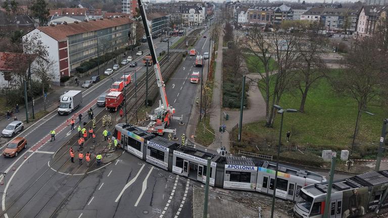 Großeinsatz der Feuerwehr nach Unfall in Düsseldorf: Straßenbahn entgleist, 13 Verletzte
