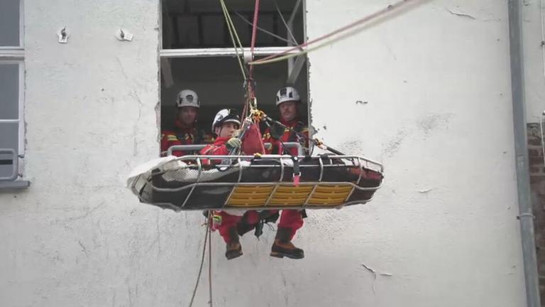 Rund um die Uhr rücken die Einsatzkräfte der Feuerwehr zu Notfällen aller Art an. In Düsseldorf begleiten wir Felix Kehnen und sein Team bei einem spannenden Arbeitstag.