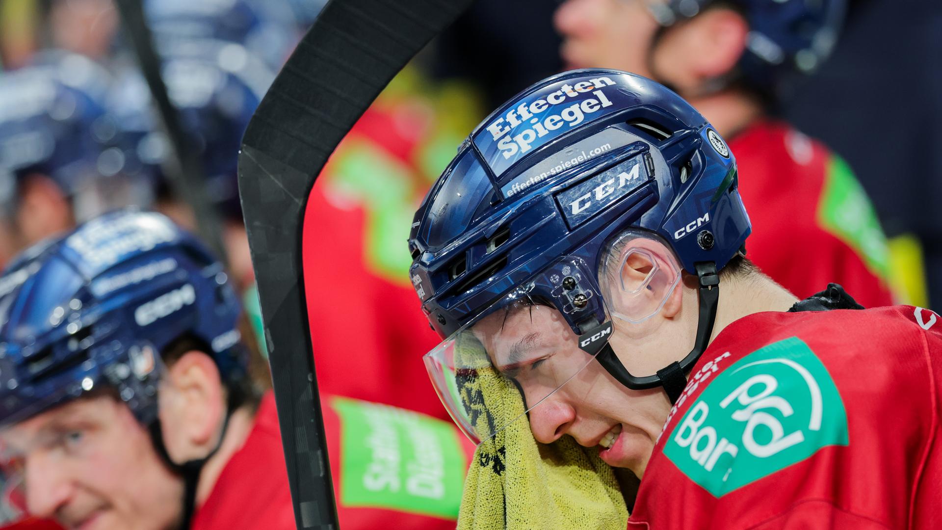 Eishockey: DEL, Düsseldorfer EG - Grizzlys Wolfsburg: Düsseldorfs Alexander Ehl weint auf der Bank.