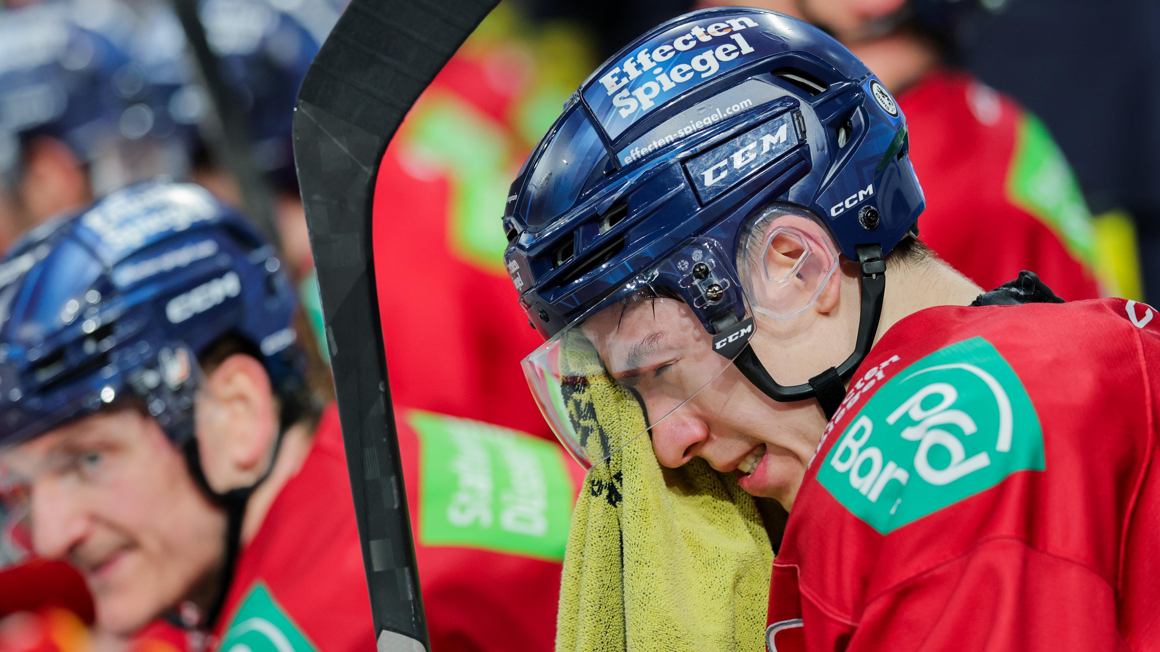 Eishockey: DEL, Düsseldorfer EG - Grizzlys Wolfsburg: Düsseldorfs Alexander Ehl weint auf der Bank.