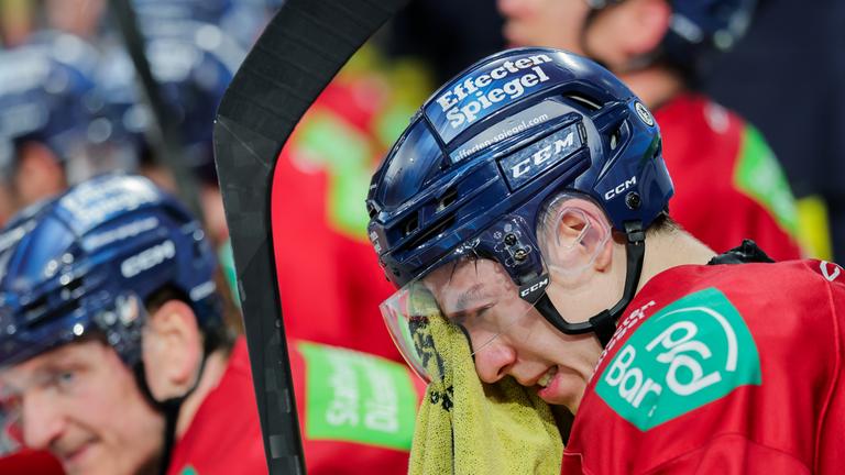 Eishockey: DEL, Düsseldorfer EG - Grizzlys Wolfsburg: Düsseldorfs Alexander Ehl weint auf der Bank.