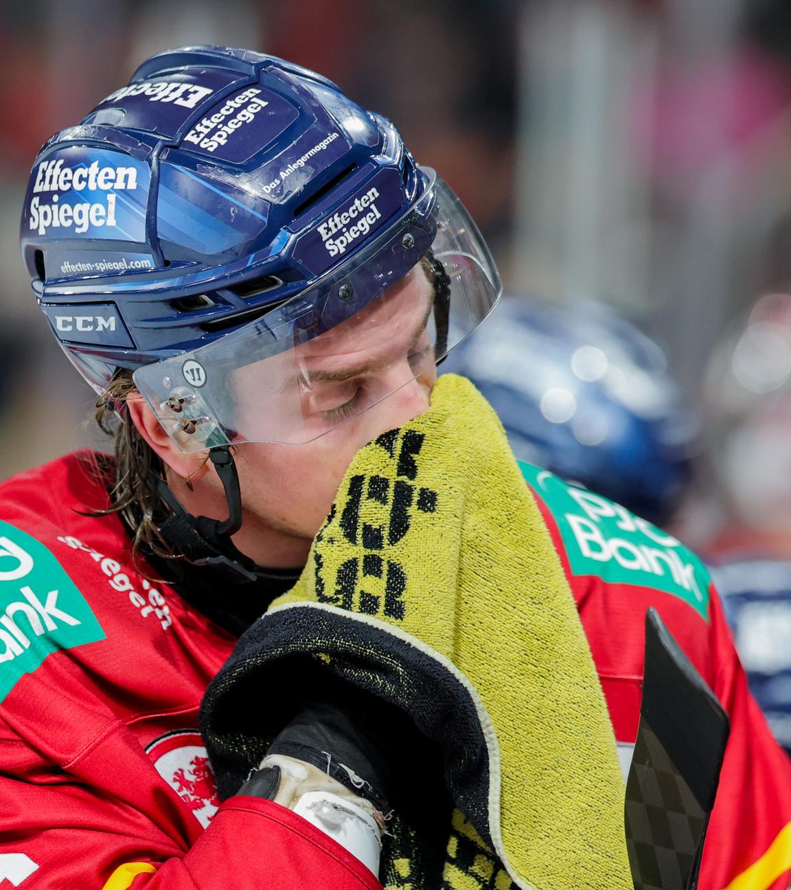 07.03.2025, DEL, Düsseldorfer EG - Grizzlys Wolfsburg: Düsseldorfs Drake Rymsha wischt sich mit dem Handtuch im Gesicht