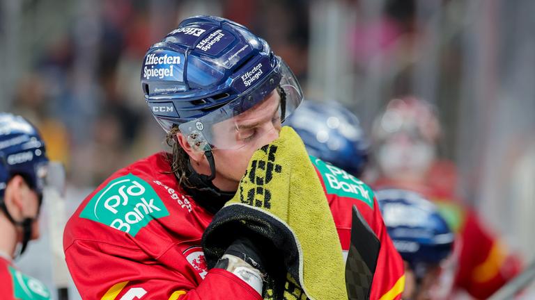 07.03.2025, DEL, Düsseldorfer EG - Grizzlys Wolfsburg: Düsseldorfs Drake Rymsha wischt sich mit dem Handtuch im Gesicht