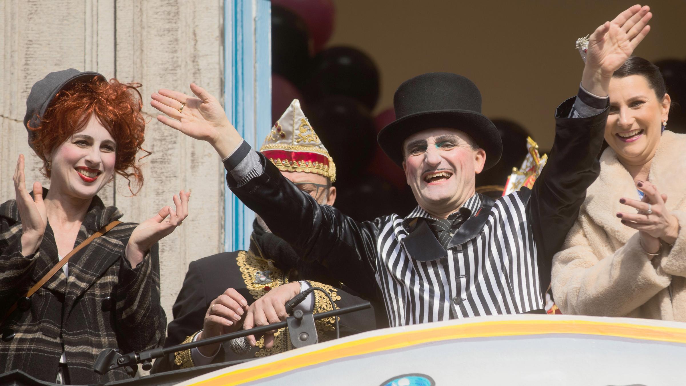 Der Düsseldorfer Oberbürgermeister Thomas Geisel (SPD) winkt verkleidet vom Rathaus-Balkon