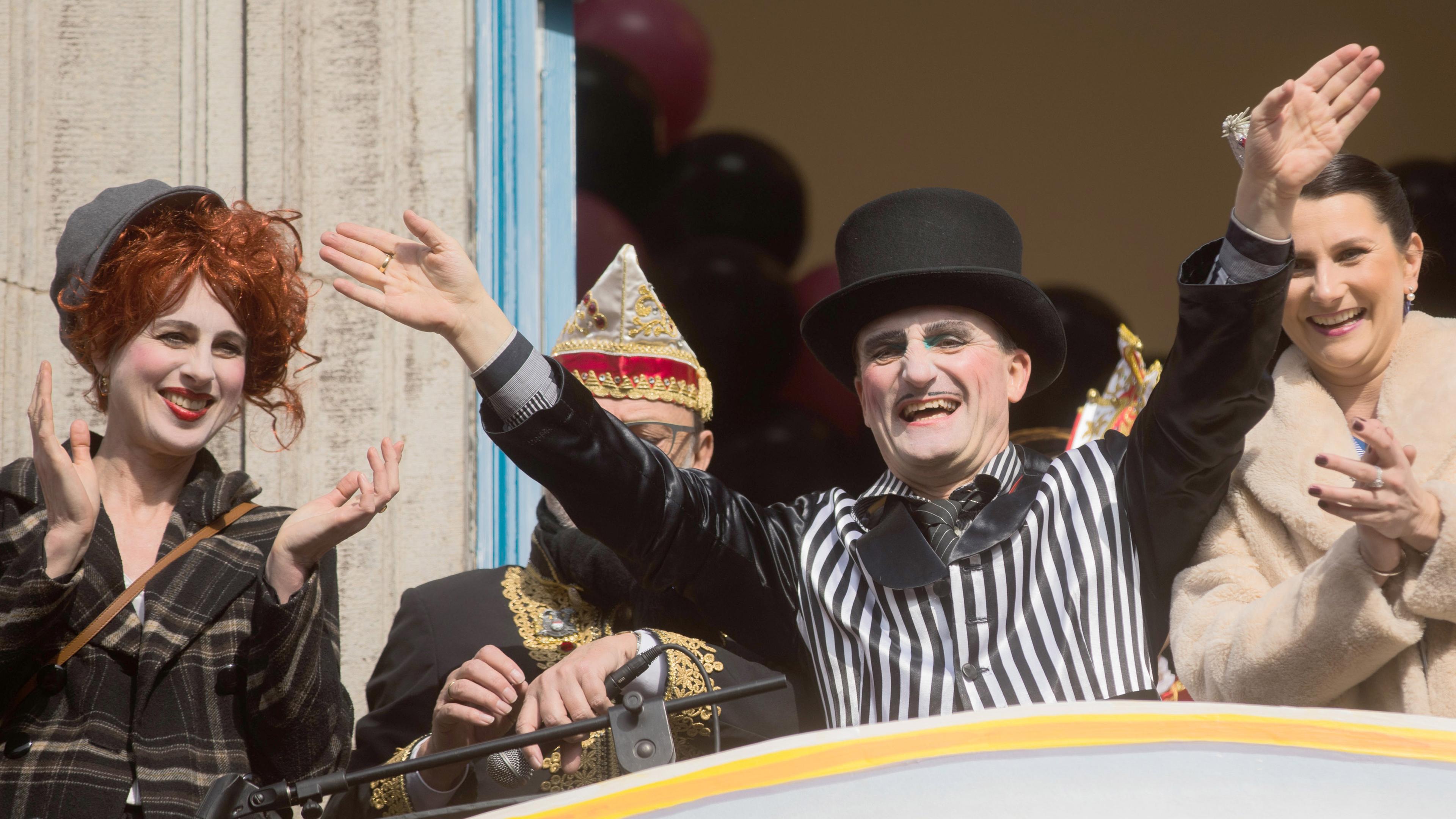 Der Düsseldorfer Oberbürgermeister Thomas Geisel (SPD) winkt verkleidet vom Rathaus-Balkon