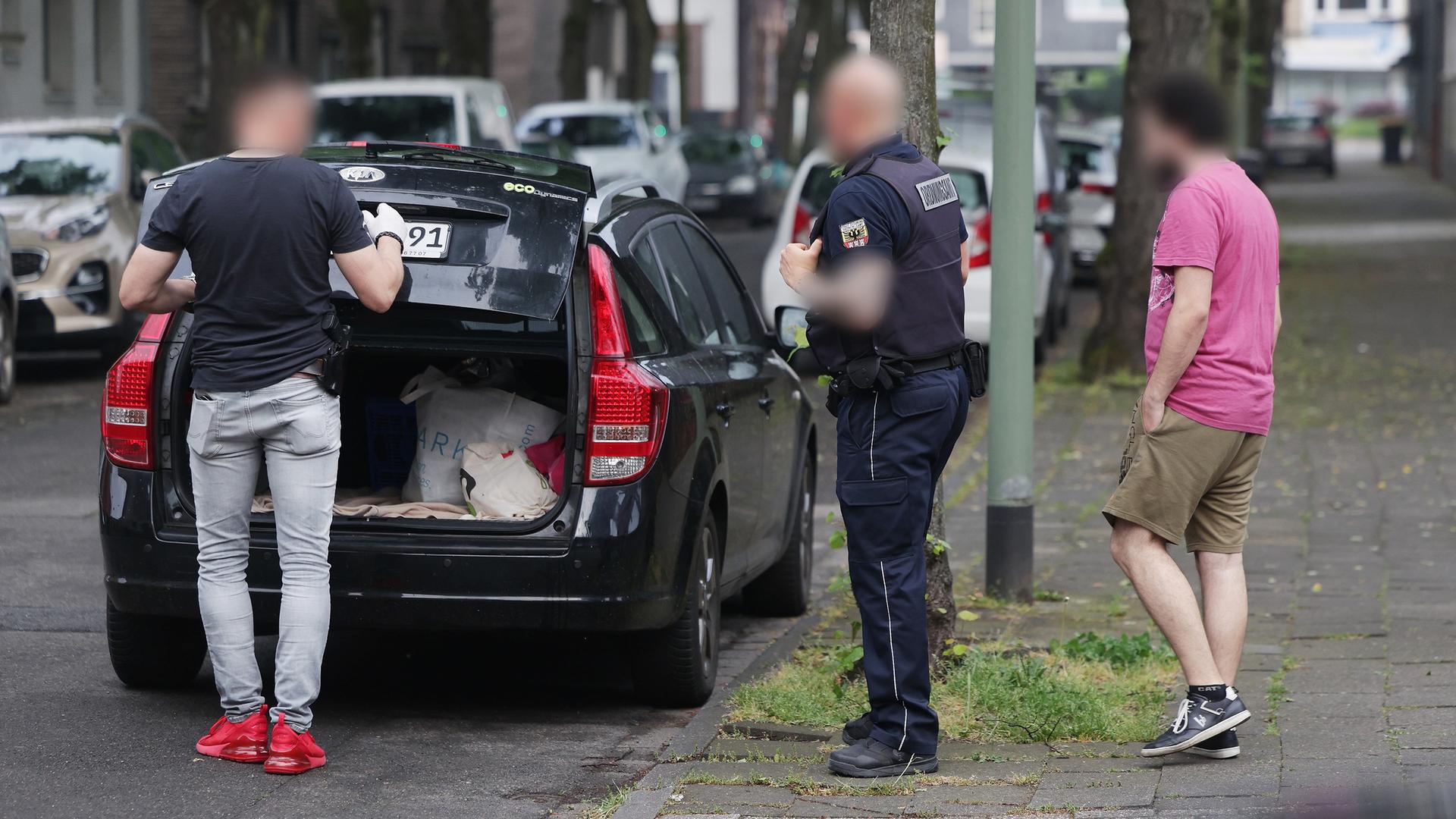 Polizei durchsucht Wagen eines Tatverdächtigen, der die Hamas mutmaßlich unterstützt