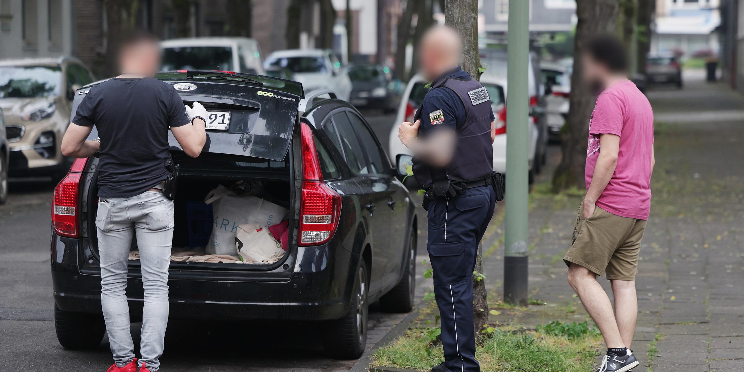 Polizei durchsucht Wagen eines Tatverdächtigen, der die Hamas mutmaßlich unterstützt
