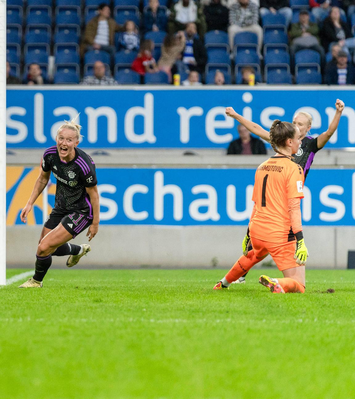 Lea Schueller (FC Bayern Muenchen, 11) jubelt.