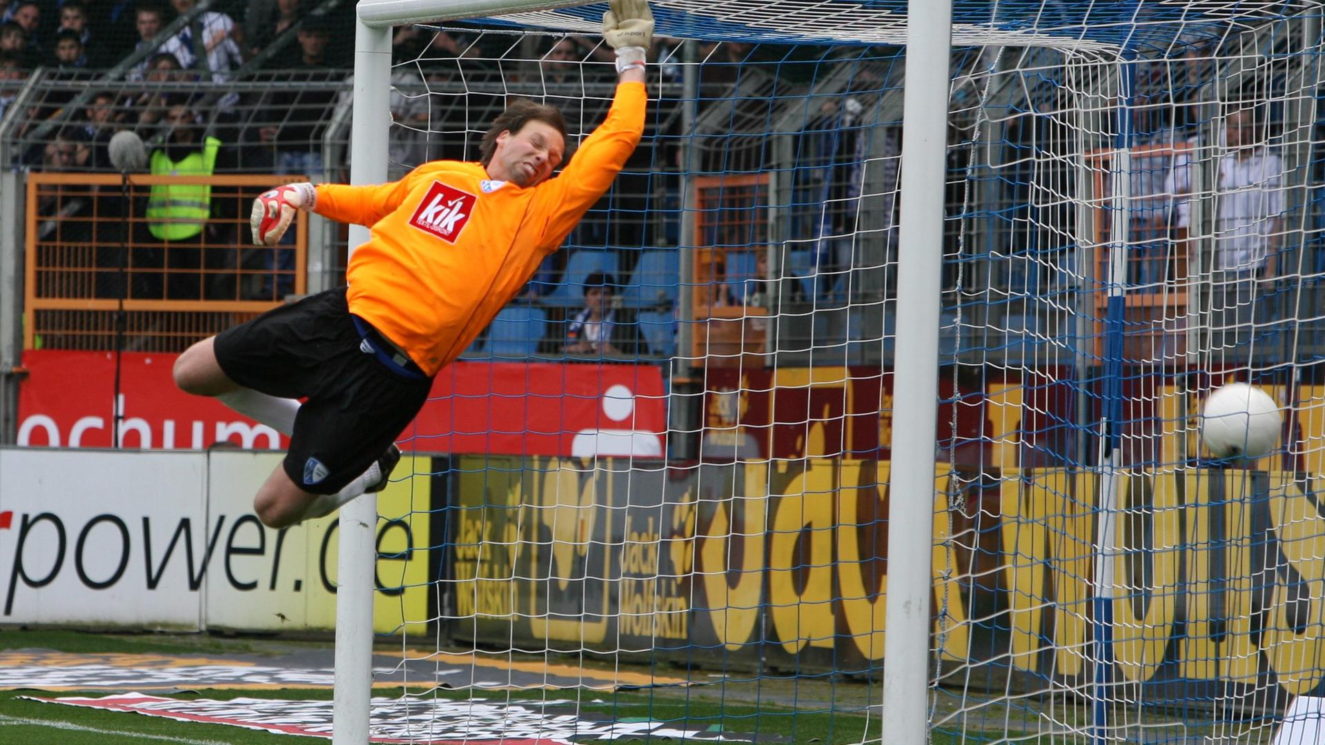 Der Bochumer Torhueter Rene Renno kann den Freistoss vom Duisburger Niculescu (nicht im bild) nicht halten. 