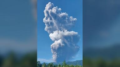 Ein vom indonesischen Amt für Geologie am 08.05.2026 aufgenommenes und veröffentlichtes Bild zeigt den Rauch, der beim Ausbruch des Vulkans Dukono aufsteigt, aufgenommen aus Tobelo, Nord-Maluku.
