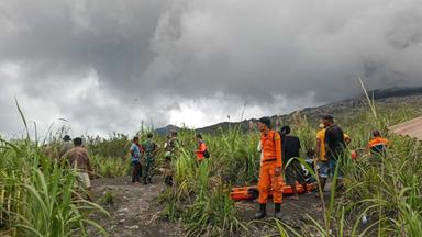 Gemeinsame Such- und Rettungsteams (SAR) bereiten sich am 08.05.2026 auf die Evakuierung von Opfern vor, die vom Ausbruch des Vulkans Dukono in Nord-Halmahera, Provinz Maluku, Indonesien, betroffen sind. 