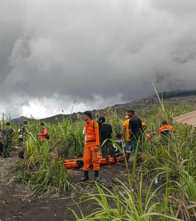 Gemeinsame Such- und Rettungsteams (SAR) bereiten sich am 08.05.2026 auf die Evakuierung von Opfern vor, die vom Ausbruch des Vulkans Dukono in Nord-Halmahera, Provinz Maluku, Indonesien, betroffen sind. 