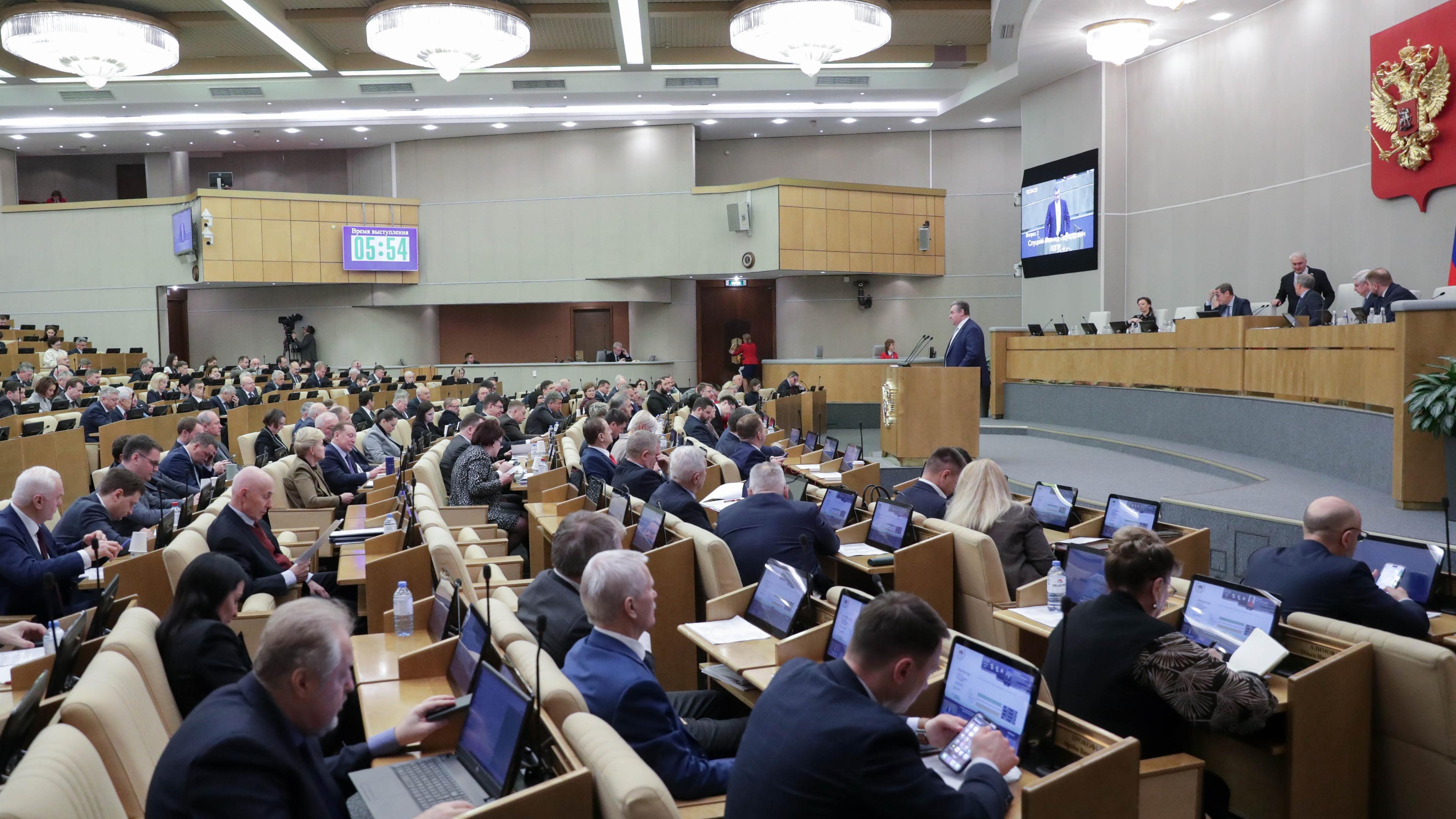 Die russische Staatsduma verabschiedet in erster Lesung ein neues Gesetz, das die Enteignung von Kriegs-Kritikern vorsieht.