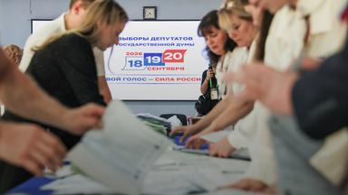 Wahlhelfer zählen nach Schließung des Wahllokals die Stimmen bei den russischen Parlamentswahlen 2026 am 20.09.2026 in Lugansk, Russland. 