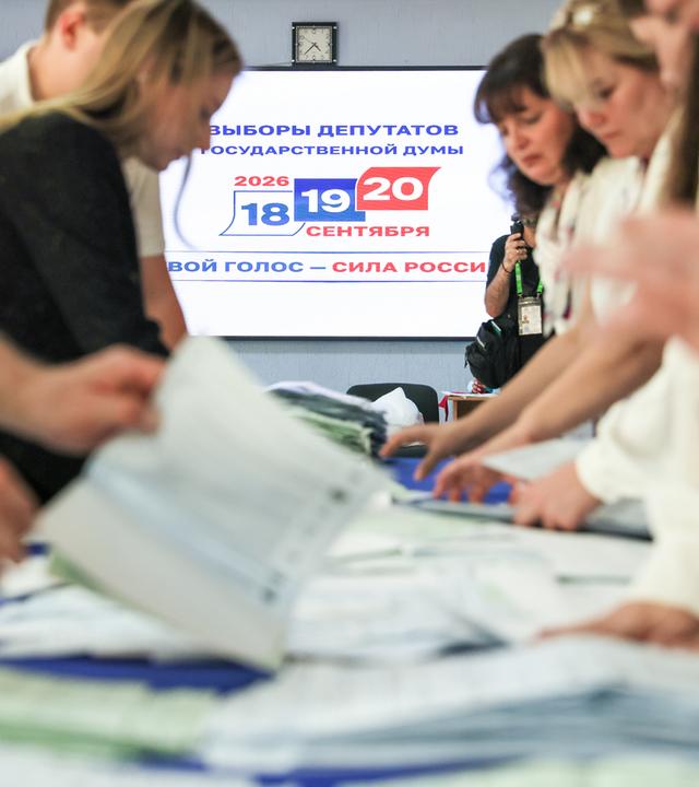 Wahlhelfer zählen nach Schließung des Wahllokals die Stimmen bei den russischen Parlamentswahlen 2026 am 20.09.2026 in Lugansk, Russland. 
