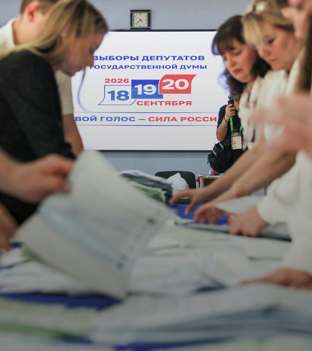 Wahlhelfer zählen nach Schließung des Wahllokals die Stimmen bei den russischen Parlamentswahlen 2026 am 20.09.2026 in Lugansk, Russland. 
