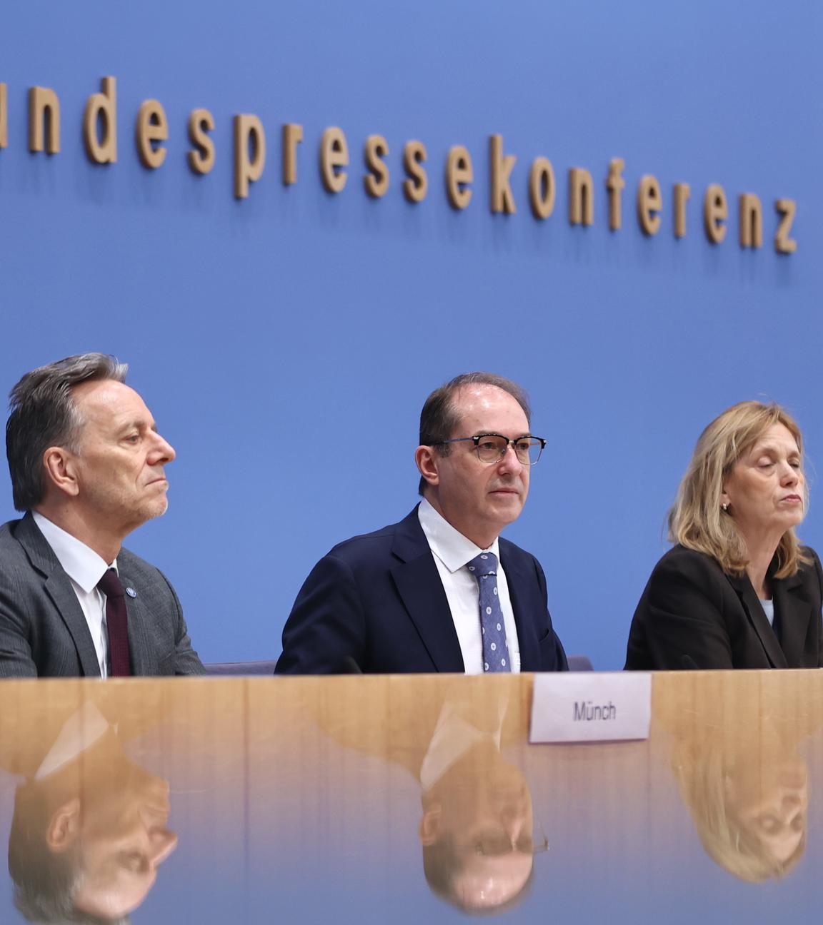 Holger Münch (BKA), Alexander Dobrindt und Karin Prien bei der Vorstellung der Dunkelfeldstudie zu Gewalt in Deutschland.