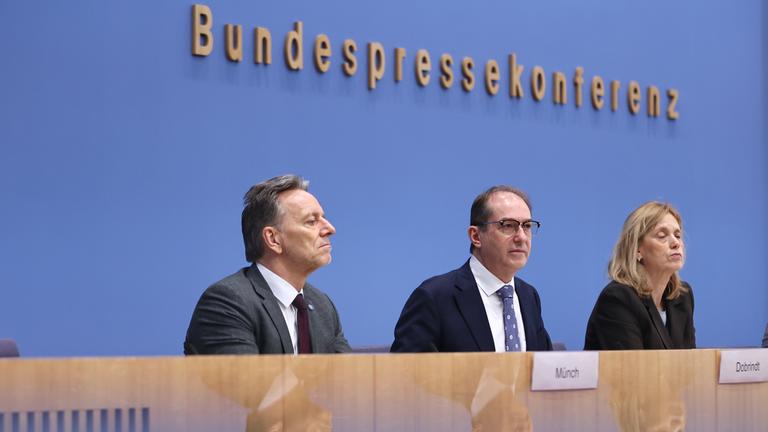 Holger Münch (BKA), Alexander Dobrindt und Karin Prien bei der Vorstellung der Dunkelfeldstudie zu Gewalt in Deutschland.
