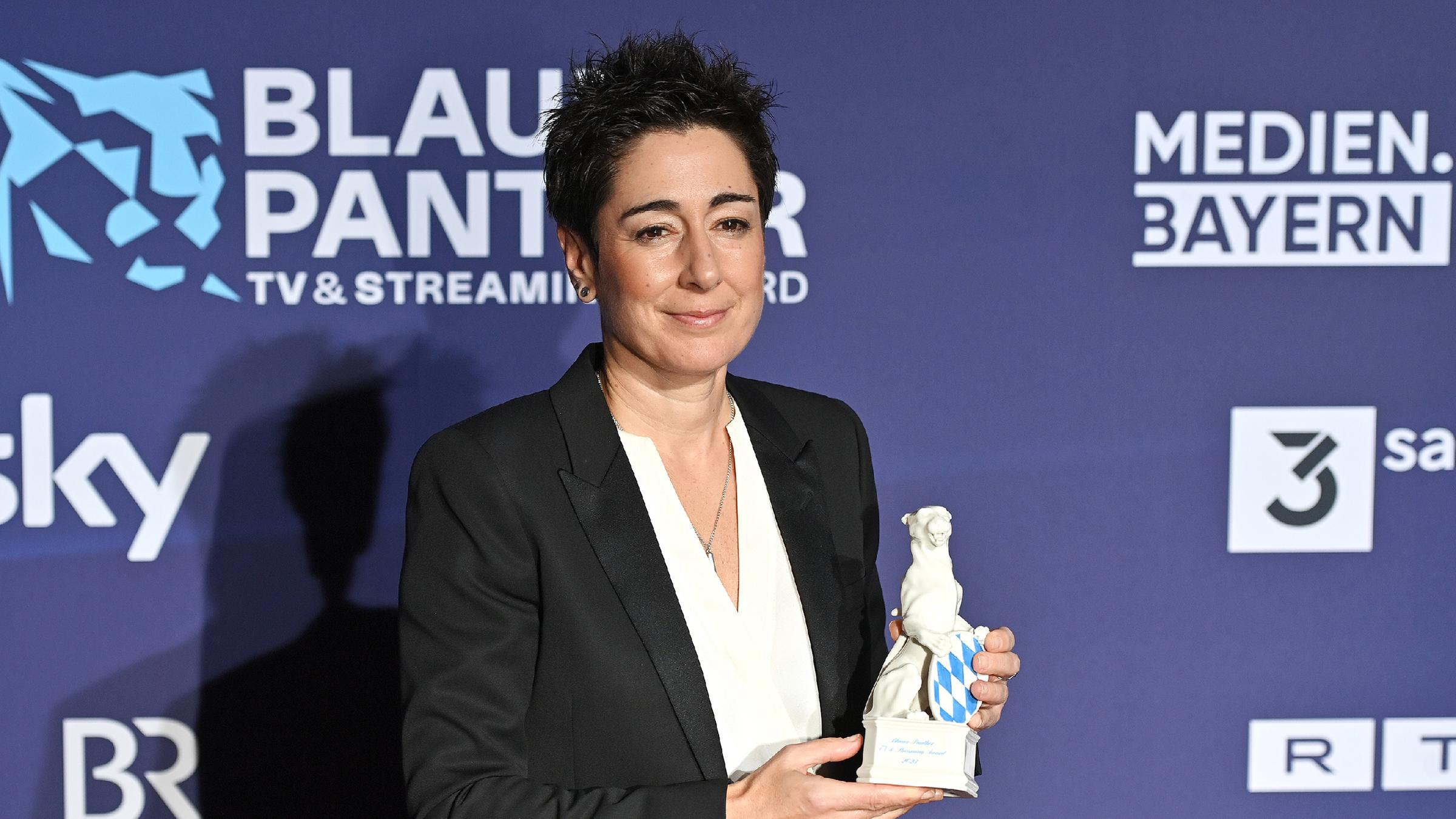 Dunya Hayali mit dem Ehrenpreis des Bayrischen Ministerpräsidenten