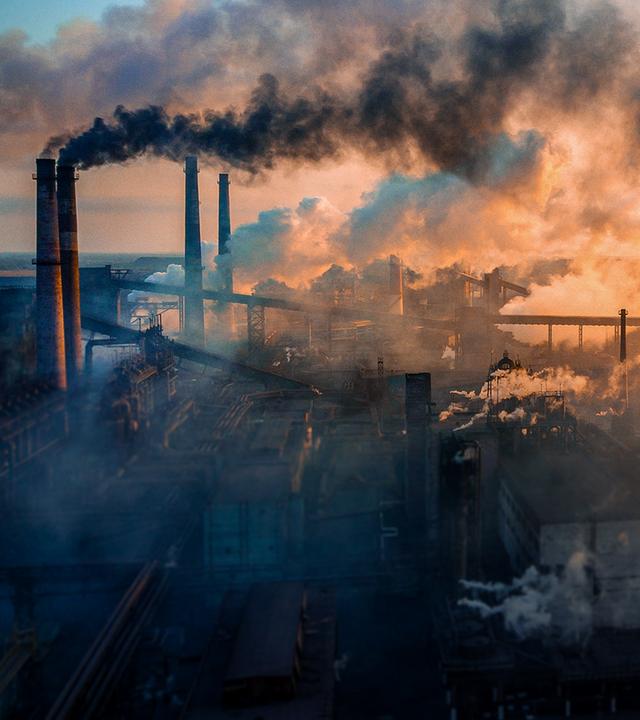 Industriegebiet mit rauchenden Schloten