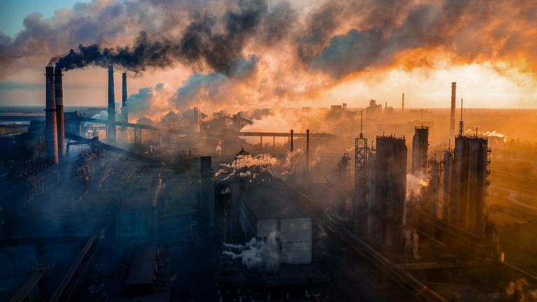 Industriegebiet mit rauchenden Schloten